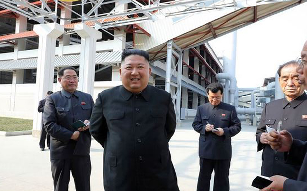 Ким Џонг Ун је жив и здрав? Виђен први пут у јавности после 20 дана (ФОТО)